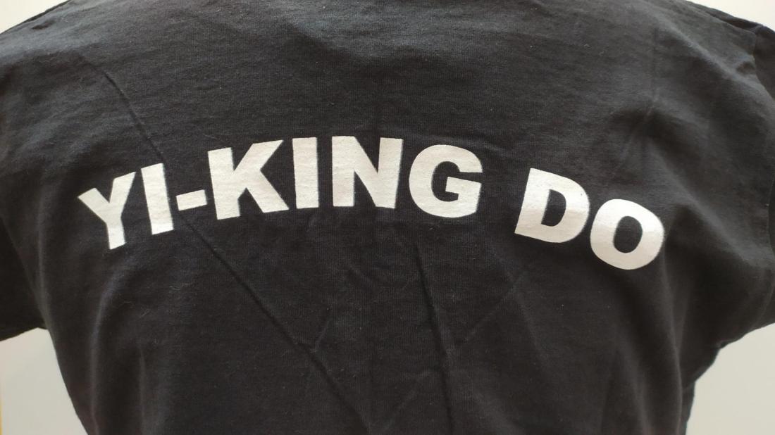 Tshirt Femme noir brodé (col en V)